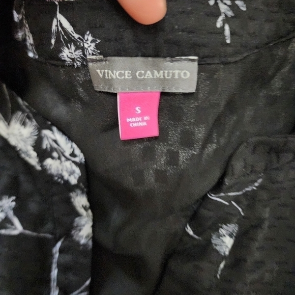 Vince Camuto Rich Black Floral V-neck Mid Sleeve Blouse size Small NWT - Picture 4 of 8